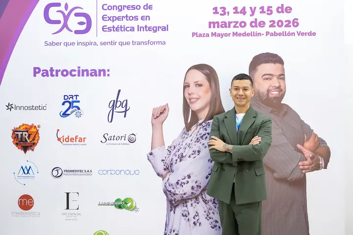 Francisco beside the Congreso CxE sponsor wall.