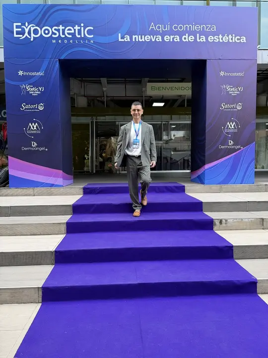 Francisco walks down the carpeted entrance steps of Expostetic.