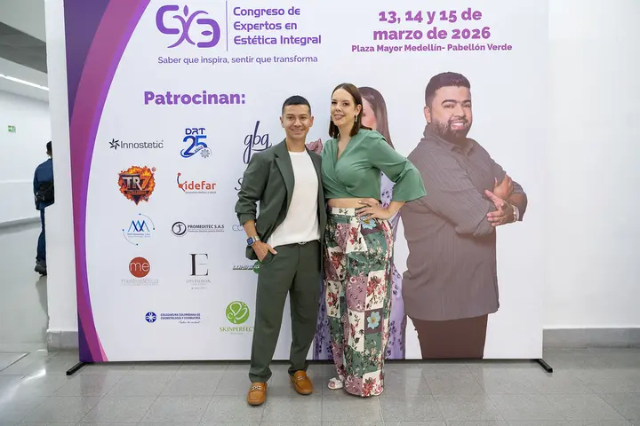 Francisco and a fellow speaker at the Congreso CxE sponsor wall.