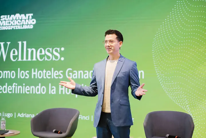 Francisco speaking on stage at Summit Mexicano de la Hospitalidad in Mérida.